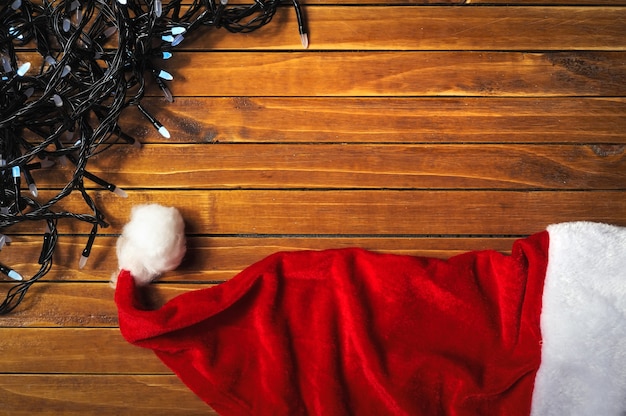 Foto luzes coloridas de festão e chapéu de papai noel no feriado