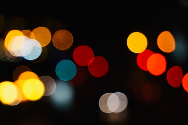 luzes coloridas na rua da cidade à noite, luzes de bokeh