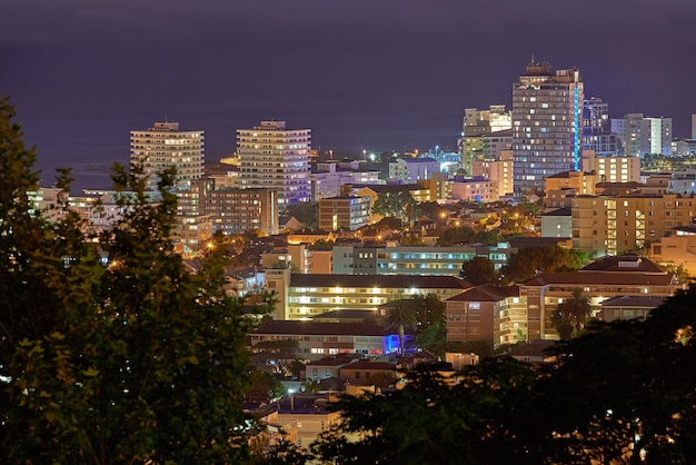 Luzes da cidade da Cidade do Cabo à noite de cima com espaço de cópia Paisagem urbana costeira panorâmica ao pôr do sol Vista de alto ângulo de Signal Hill África do Sul da paisagem urbana e um belo horizonte