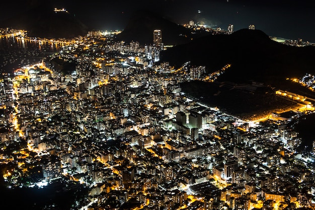 Luzes da cidade vistas do topo do morro do corcovado no rio de janeiro, brasil.