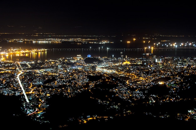 Luzes da cidade vistas do topo do morro do corcovado no rio de janeiro, brasil.