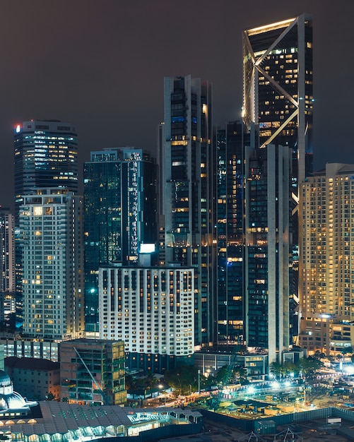 Luzes da noite de edifícios de escritórios de Kuala Lumpur no centro da cidade