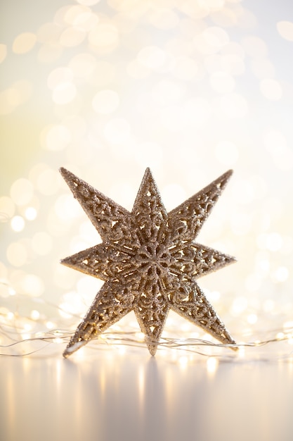 Foto luzes de bokeh de natal com estrela decorativa.