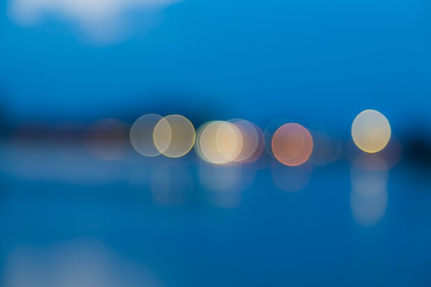 Luzes de bokeh em fundo azul