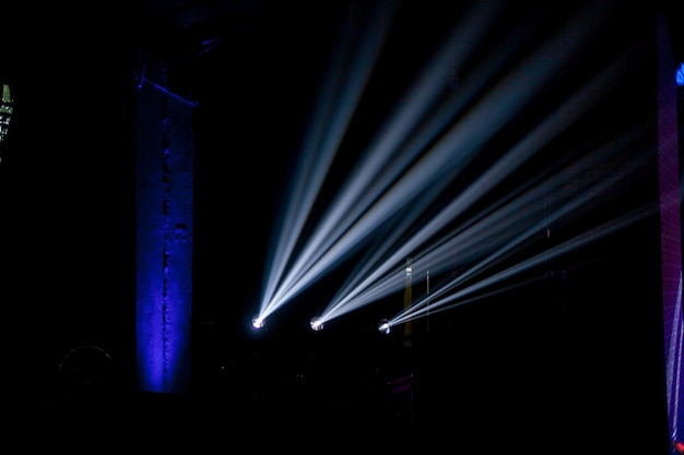 Luzes de concerto brancas geométricas em luzes de palco brilhantes com raios laser brancos brilhando