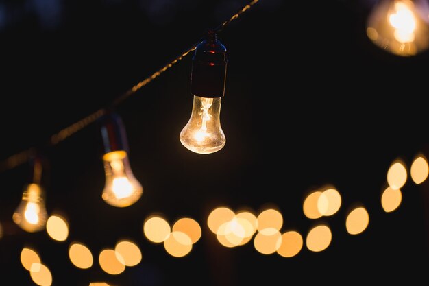 Luzes de corda penduradas em uma corda no quintal