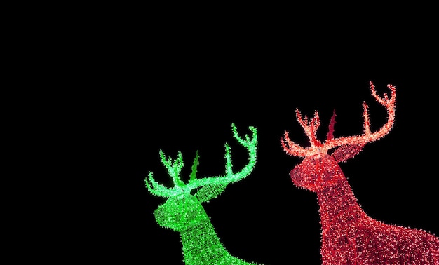 Luzes de decoração ao ar livre com renas de Natal iluminadas em verde e vermelho no fundo do céu noturno