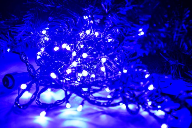 Foto luzes de natal azuis abstratas, bokeh como pano de fundo.