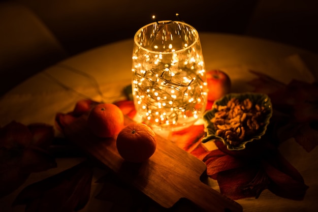 Foto luzes de natal. decorações da luz de natal na toalha de mesa na noite atrasada.