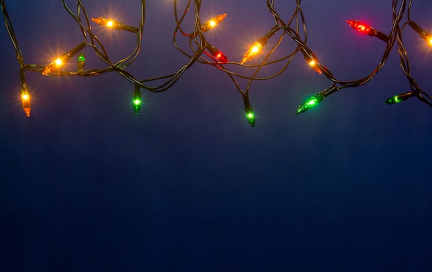 Luzes de Natal em fundo azul com copyspace