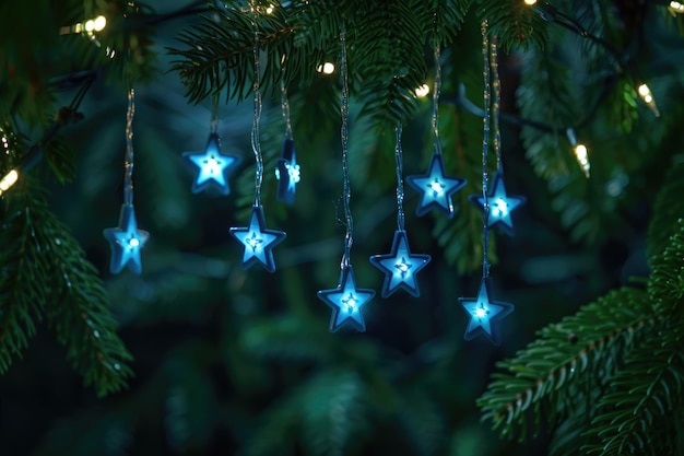 Luzes de Natal Estrelas enfiadas penduradas em galhos de abeto