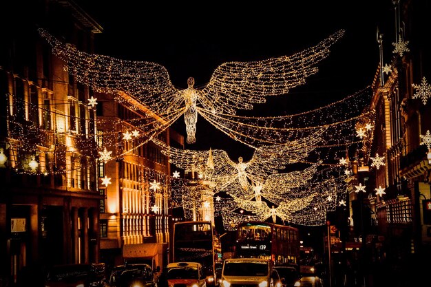 Foto luzes de natal iluminadas à noite