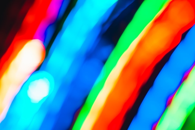 Luzes de néon em borrão de movimento, fundo desfocado colorido abstrato.