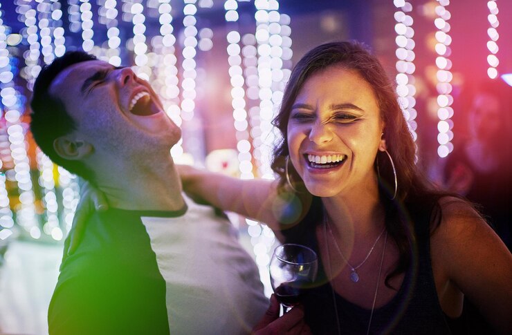 Foto luzes de riso e casal na boate para música divertida ou bebidas de fim de semana felizes em um evento social vida noturna homem e mulher em um encontro na boate com sorrisos e celebrações juntos na cultura da festa