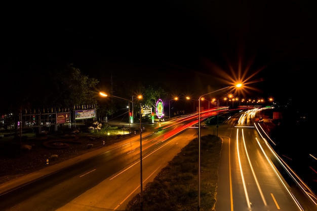 Luzes de rua à noite