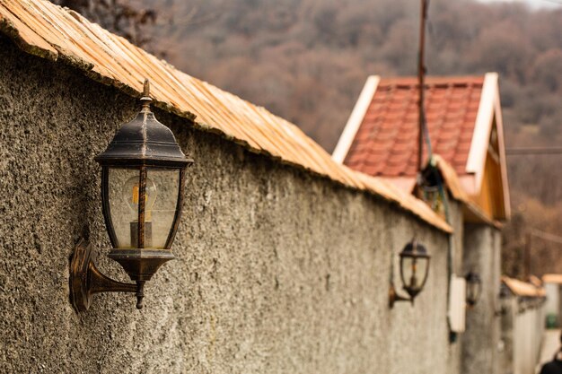 Luzes de rua em cima do muro