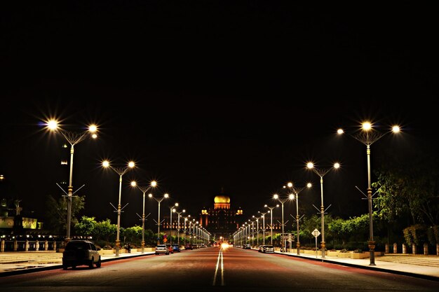 Foto luzes de rua iluminadas à noite