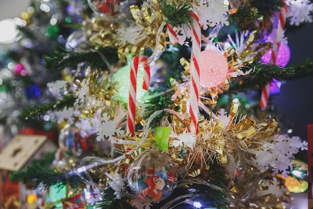 Foto luzes decoradas da árvore de natal brilhando e brilhando