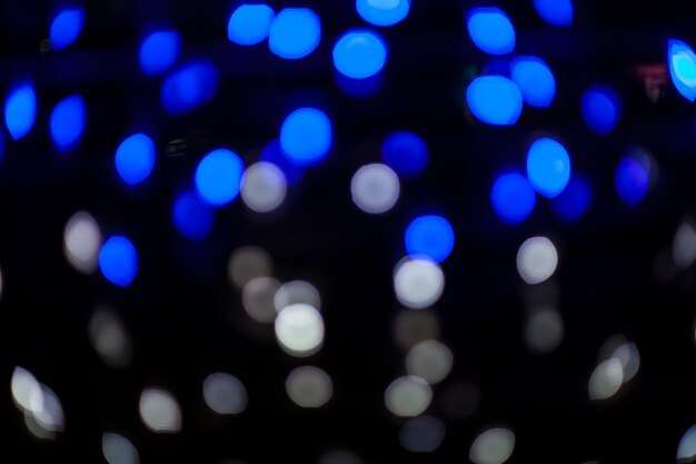 Luzes desfocadas bokeh à noite.