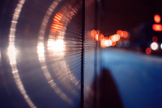 Luzes desfocadas iluminadas à noite