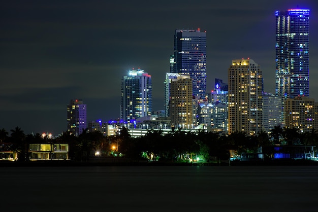 Luzes do distrito comercial de Miami e reflexos da cidade iluminam o horizonte de Miami