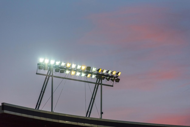 Luzes do estádio brilhando e iluminando na hora azul