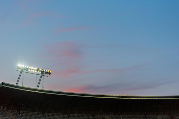 Luzes do estádio contra o céu azul