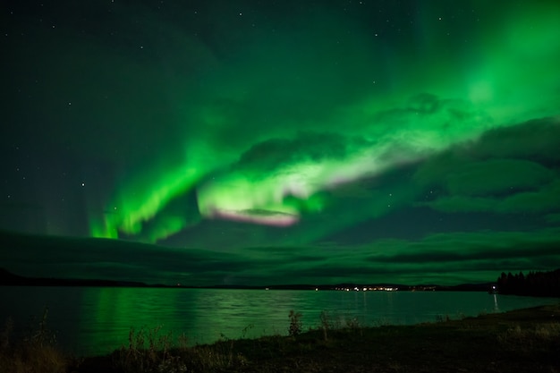 Luzes do norte acima de um lago na Suécia