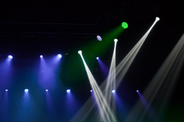 Luzes do palco no show. Equipamento de iluminação com feixes multicoloridos.