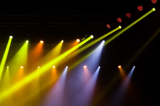 Luzes do palco no show. equipamento de iluminação com feixes multicoloridos.