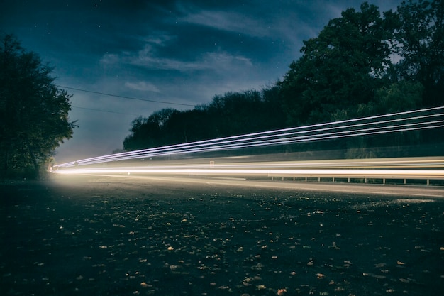 Luzes dos carros que passam. Marcador.