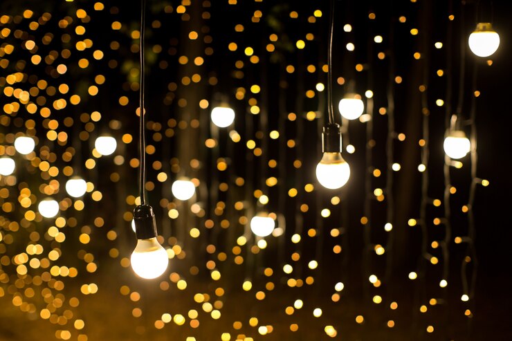 Foto luzes e lanternas à noite. bokeh