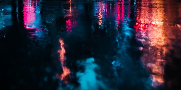 Foto luzes e sombras da cidade de nova york. imagem de foco suave das ruas de nova york depois da chuva com reflexos no asfalto molhado