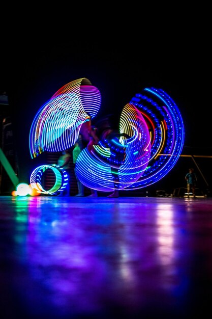 Foto luzes iluminadas à noite