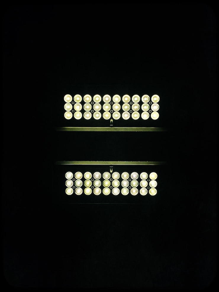Foto luzes iluminadas contra fundo preto