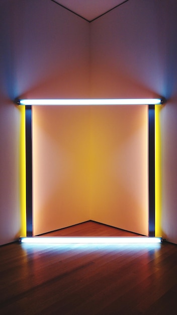 Luzes iluminadas no chão contra a parede do edifício