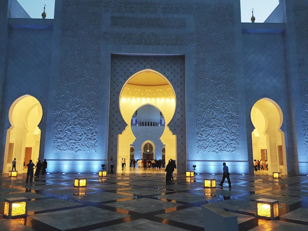 Luzes iluminadas no chão da mesquita do xeque Zayed