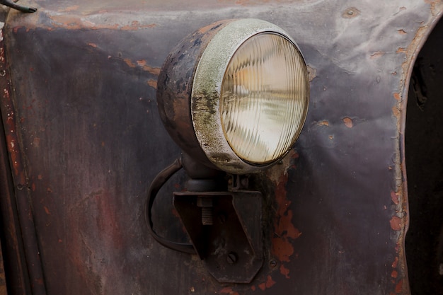 Luzes na frente de um carro antigo com uma esfera original.