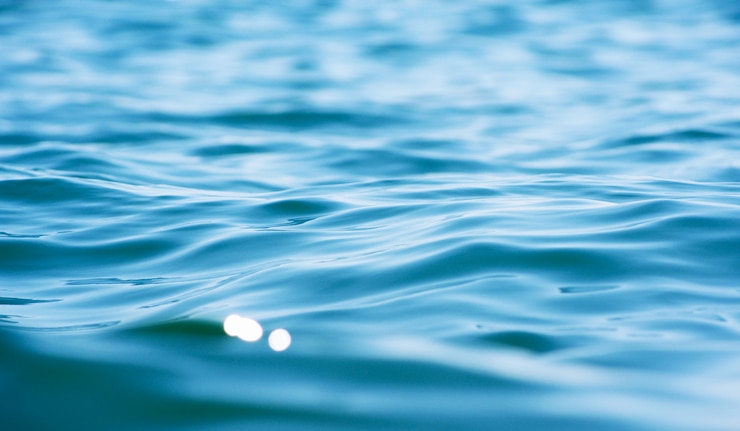 Foto luzes no fundo do mar. ondas.