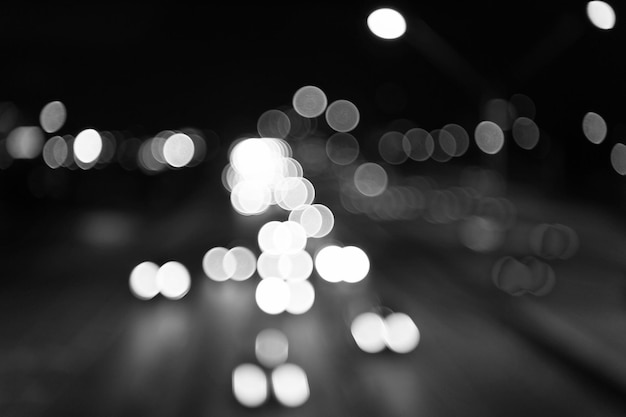 Luzes noturnas da cidade Iluminação e iluminação Lâmpadas desfocadas brancas e vermelhas Observando o transporte em movimento na rua Tráfego urbano Luzes de carros desfocadas à noite Noite urbana Luzes fundo desfocado
