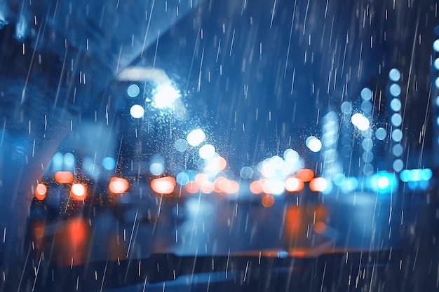 Luzes noturnas de carros de chuva / estrada de outono na cidade, trânsito em outubro na rodovia, engarrafamentos noturnos escuros