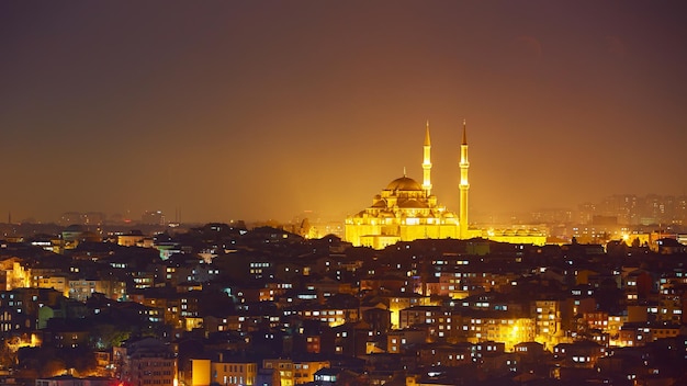 Luzes noturnas de istambul vista do estilo retrô da torre galata