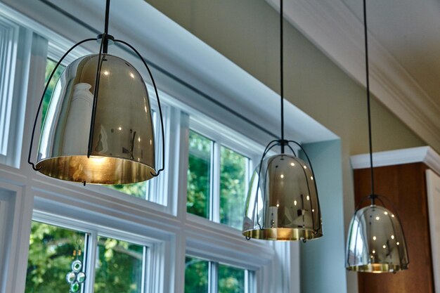 Luzes pendentes modernas em interiores elegantes com luz natural