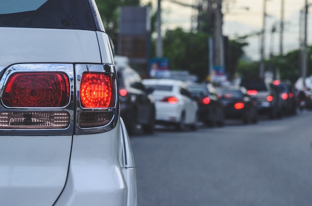 Luzes traseiras de carros, engarrafamentos durante a hora do rush.