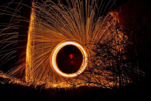 Luzes vermelhas circulares com faíscas