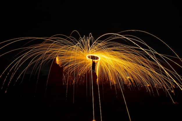 Luzes vermelhas circulares com faíscas