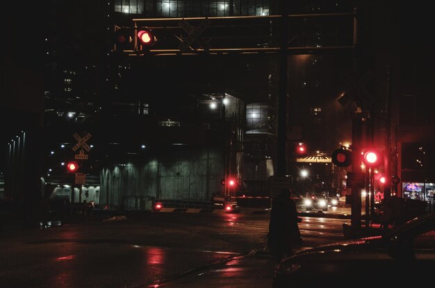 Foto luzes vermelhas iluminadas na rua da cidade à noite