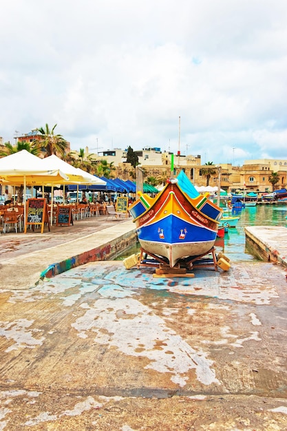 Luzzu buntes Boot im Hafen von Marsaxlokk auf der Insel Malta