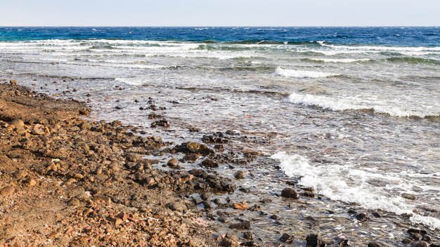 Ölverschmutzter Strand in der Nähe des Stadthafens von Aqaba
