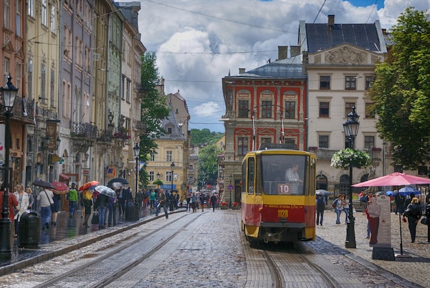 Lviv - 4 de junho de 2013: Lviv - o centro histórico da Ucrânia, uma cidade com arquitetura antiga.